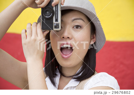 カメラで写真を撮る若い女性 カメラで写真を撮る若い女性 29676802