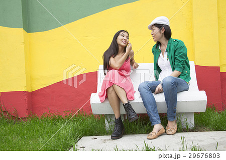 ベンチで会話する若い女性 ベンチで会話する若い女性 29676803