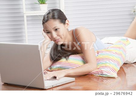 ノートパソコンを使う若い女性 ノートパソコンを使う若い女性 29676942