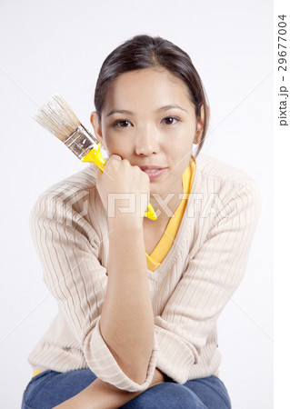 ペンキのはけを持った若い女性 29677004