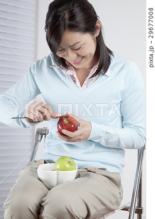 りんごの皮をむく若い女性 29677008