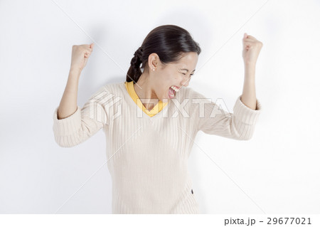 ガッツポーズする若い女性 ガッツポーズする若い女性 29677021