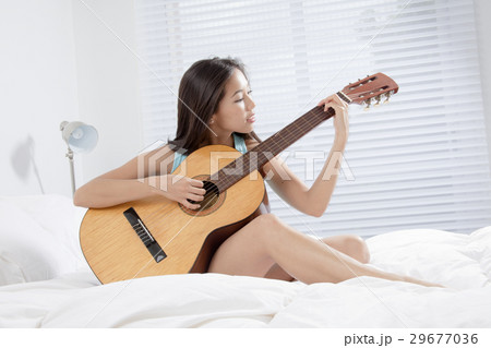 ギターを弾く若い女性 29677036