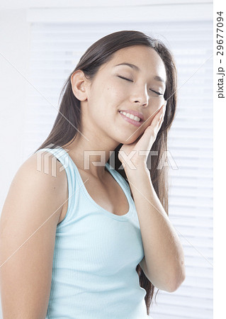 頬に手をあてる若い女性 頬に手をあてる若い女性 29677094