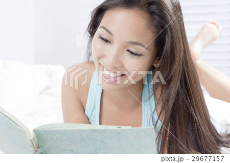 本を読む若い女性 本を読む若い女性 29677157