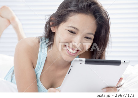 タブレットPCを使う若い女性 29677173