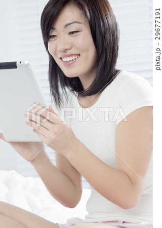 タブレットPCを使う若い女性 タブレットPCを使う若い女性 29677191