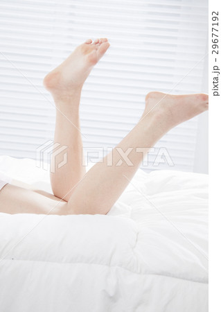 ベッドに横たわった女性の足 ベッドに横たわった女性の足 29677192