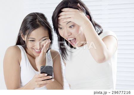 携帯電話を見る若い女性 29677216