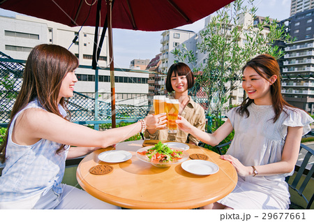 女子会でビールで乾杯する女性の写真素材