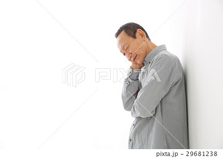 悩むシニア男性 悩むシニア男性 29681238