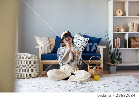 北欧女子　編み物をする女性 29682034