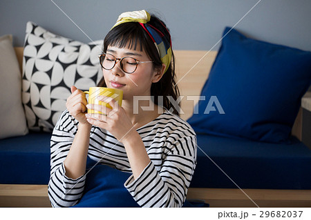 北欧女子　部屋でくつろぐ女性 29682037