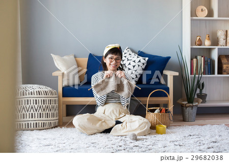 北欧女子　編み物をする女性 29682038