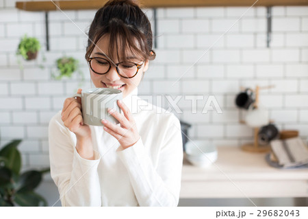 北欧女子　キッチン　マグカップを持つ女性 29682043