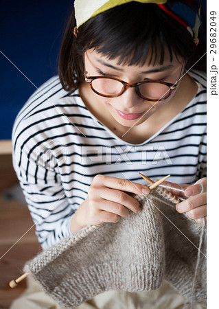 北欧女子 編み物をする女性の写真素材