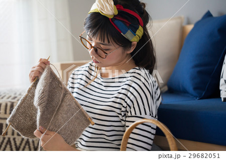 北欧女子　編み物をする女性 29682051