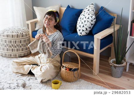 北欧女子 編み物をする女性 北欧女子 編み物をする女性 29682053