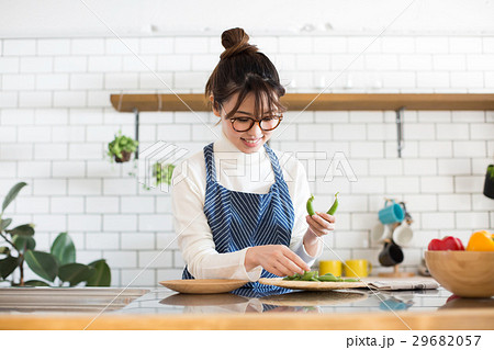 北欧女子 キッチン 料理をする女性 北欧女子 キッチン 料理をする女性 29682057