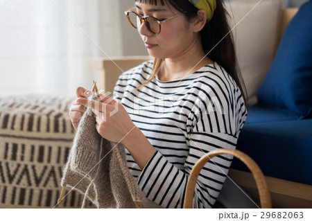 北欧女子　編み物をする女性 29682063