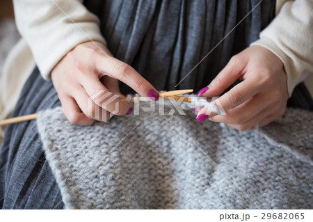 編み物をする女性　手元 29682065