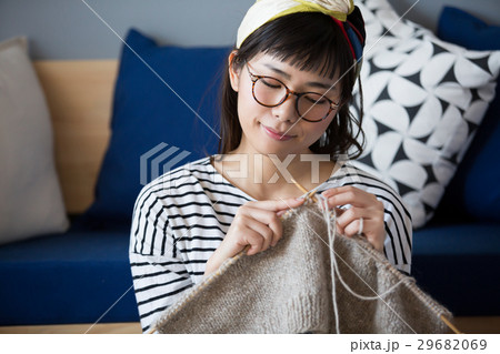 北欧女子 編み物をする女性 北欧女子 編み物をする女性 29682069