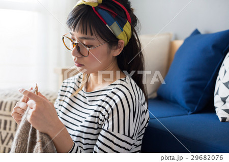 北欧女子　編み物をする女性 29682076