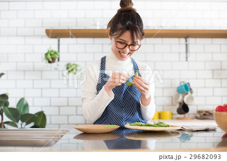 北欧女子　キッチン　料理をする女性 29682093