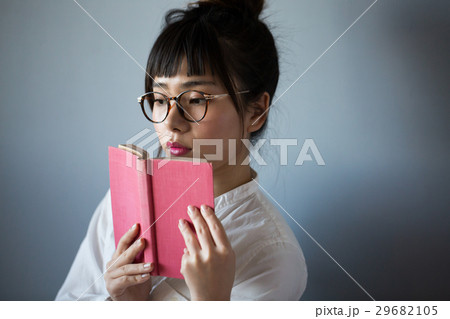 北欧女子　ポートレート　本を読む女性 29682105