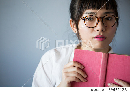 北欧女子　ポートレート　本を読む女性 29682128