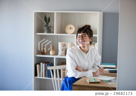 北欧女子　手紙を書く女性 29682173