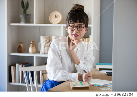 北欧女子　手紙を書く女性 29682204