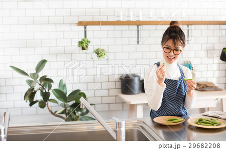 北欧女子　キッチン　料理をする女性 29682208