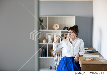 北欧女子 手紙を書く女性 北欧女子 手紙を書く女性 29682214