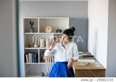 北欧女子 手紙を書く女性 北欧女子 手紙を書く女性 29682234