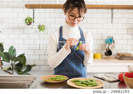 北欧女子 キッチン 料理をする女性 北欧女子 キッチン 料理をする女性 29682265
