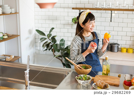 北欧女子 キッチン 料理をする女性 北欧女子 キッチン 料理をする女性 29682269