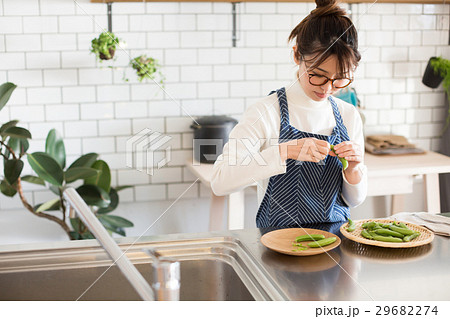 北欧女子 キッチン 料理をする女性 北欧女子 キッチン 料理をする女性 29682274