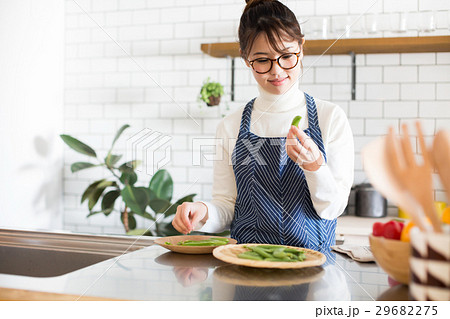 北欧女子　キッチン　料理をする女性 29682275