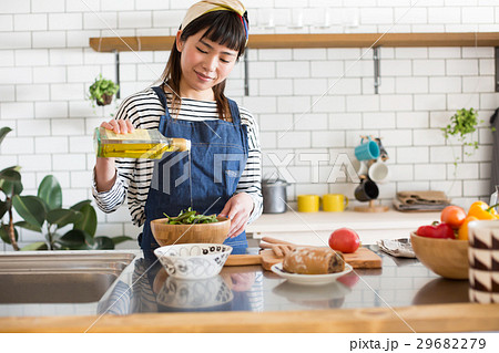 北欧女子　キッチン　料理をする女性 29682279