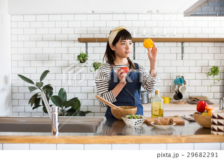 北欧女子　キッチン　料理をする女性 29682291