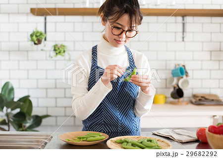 北欧女子 キッチン 料理をする女性 北欧女子 キッチン 料理をする女性 29682292