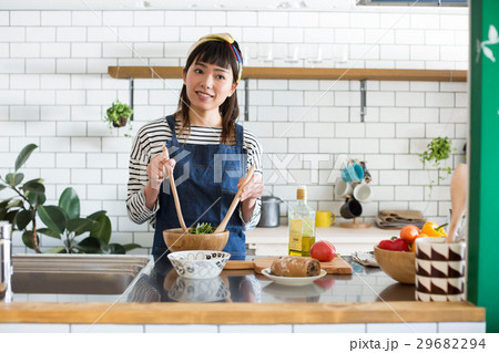北欧女子　キッチン　料理をする女性 29682294