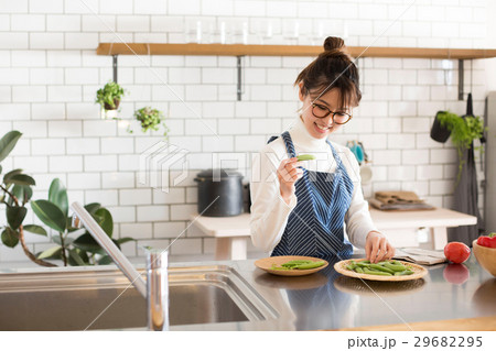 北欧女子　キッチン　料理をする女性 29682295