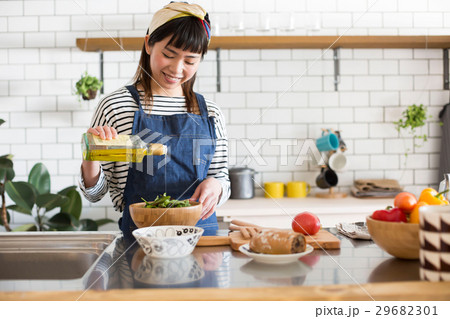 北欧女子　キッチン　料理をする女性 29682301