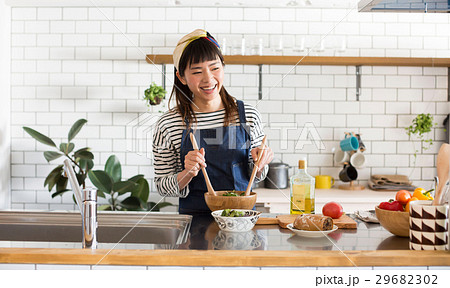 北欧女子 キッチン 料理をする女性 北欧女子 キッチン 料理をする女性 29682302