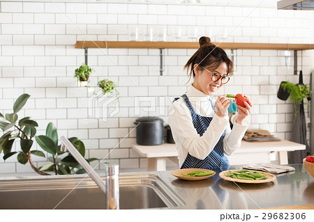 北欧女子 キッチン 料理をする女性 北欧女子 キッチン 料理をする女性 29682306
