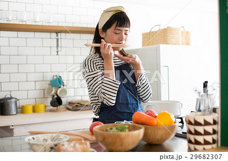 北欧女子　キッチン　料理をする女性 29682307