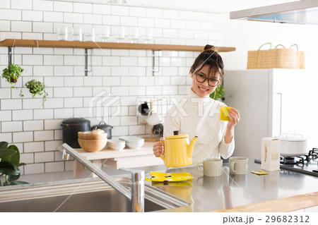 北欧女子 キッチン お茶を淹れる女性 北欧女子 キッチン お茶を淹れる女性 29682312
