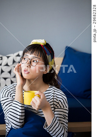 北欧女子　部屋でくつろぐ女性 29682328